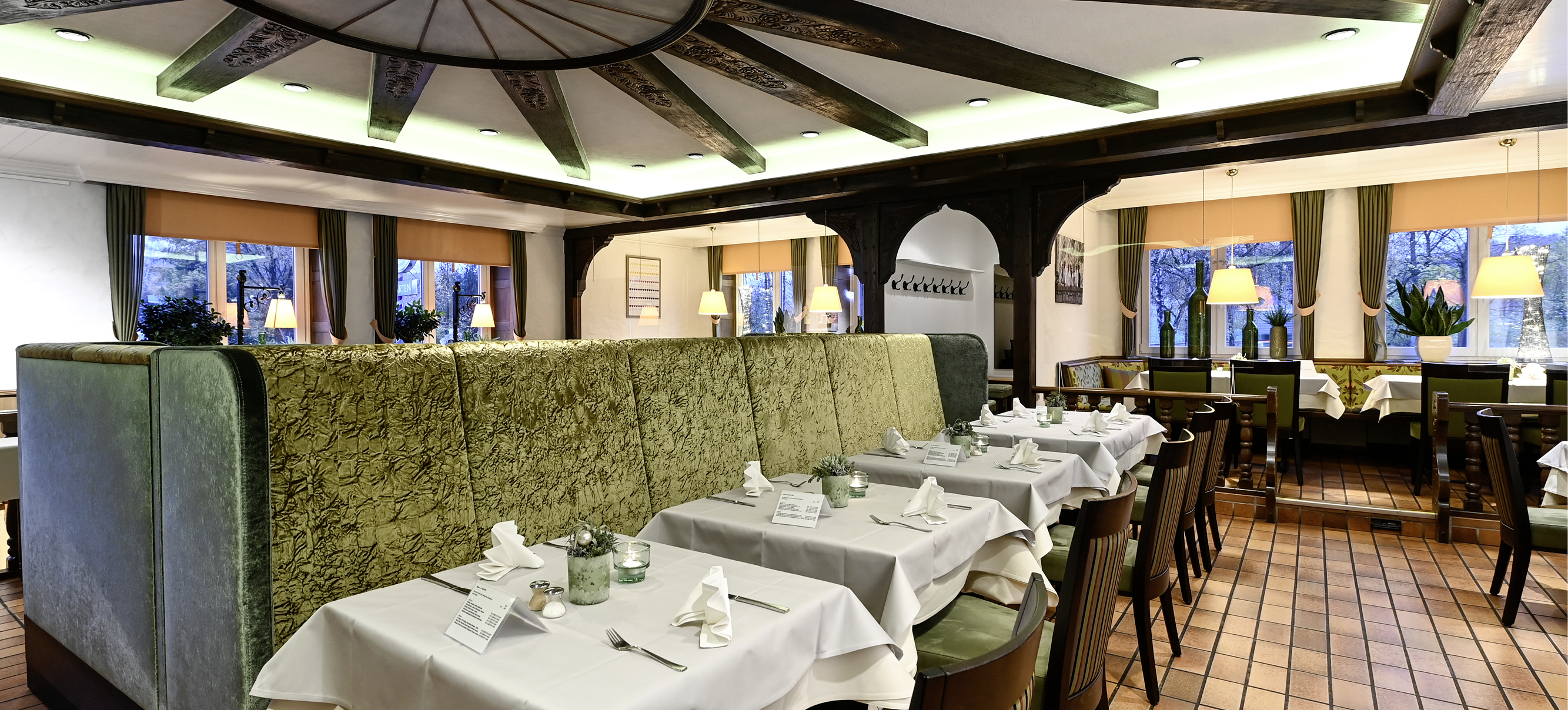 Festlich gedeckte Tische für Feierlichkeiten im Restaurant Kreuzkrug